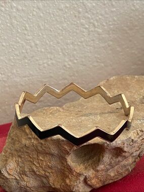 Vintage 90s Black Enamel & Gold Tone Chevron Bangle Bracelet
